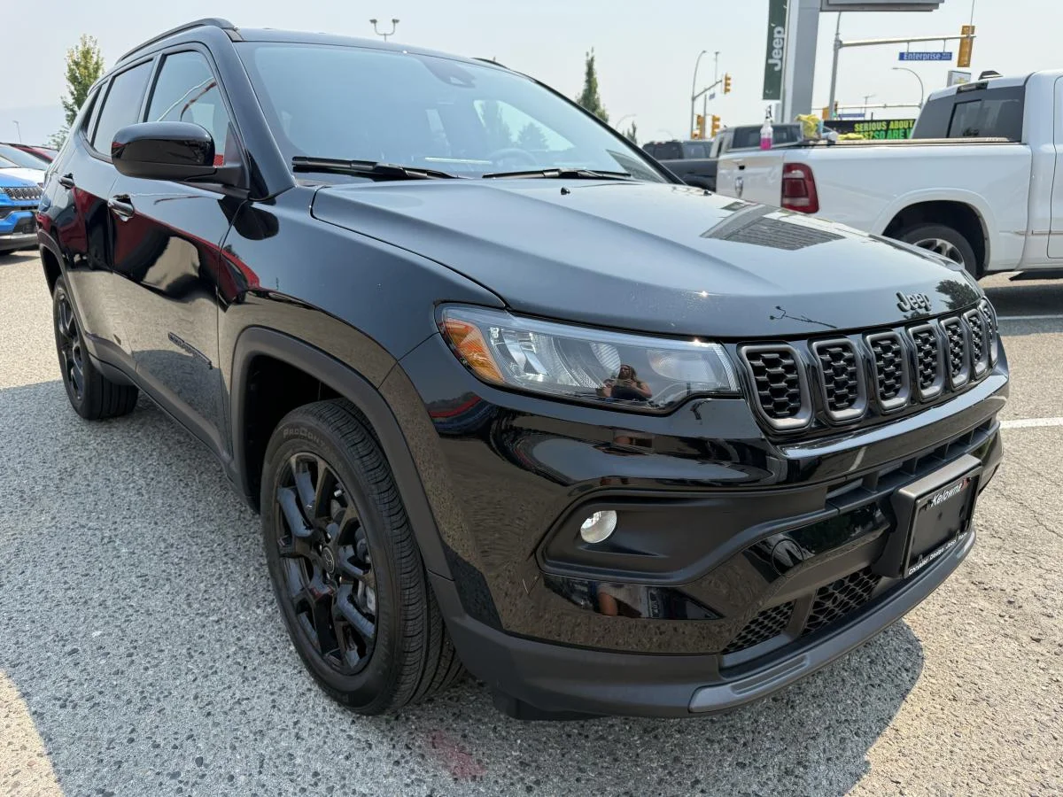 Used 2025 Black Jeep High Altitude image 10