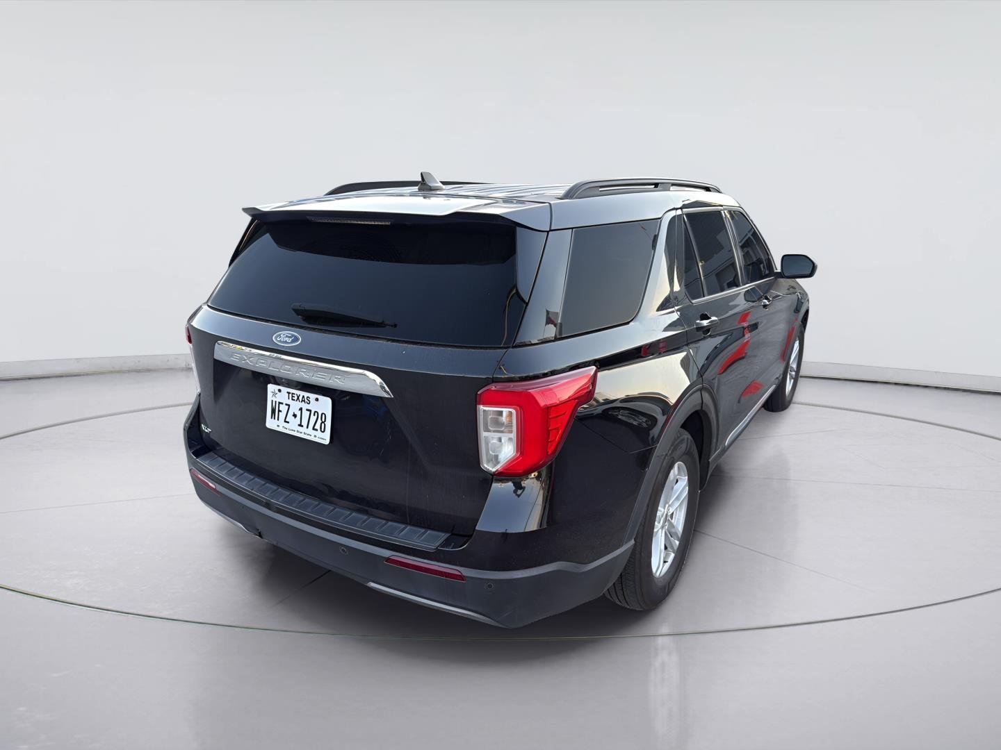 2023 Ford Explorer photo 3 of 5