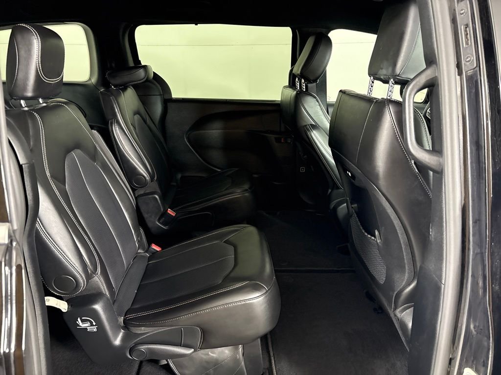 Used 2025 Black Chrysler Select image 19