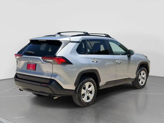 Used 2020 Silver Toyota XLE image 4