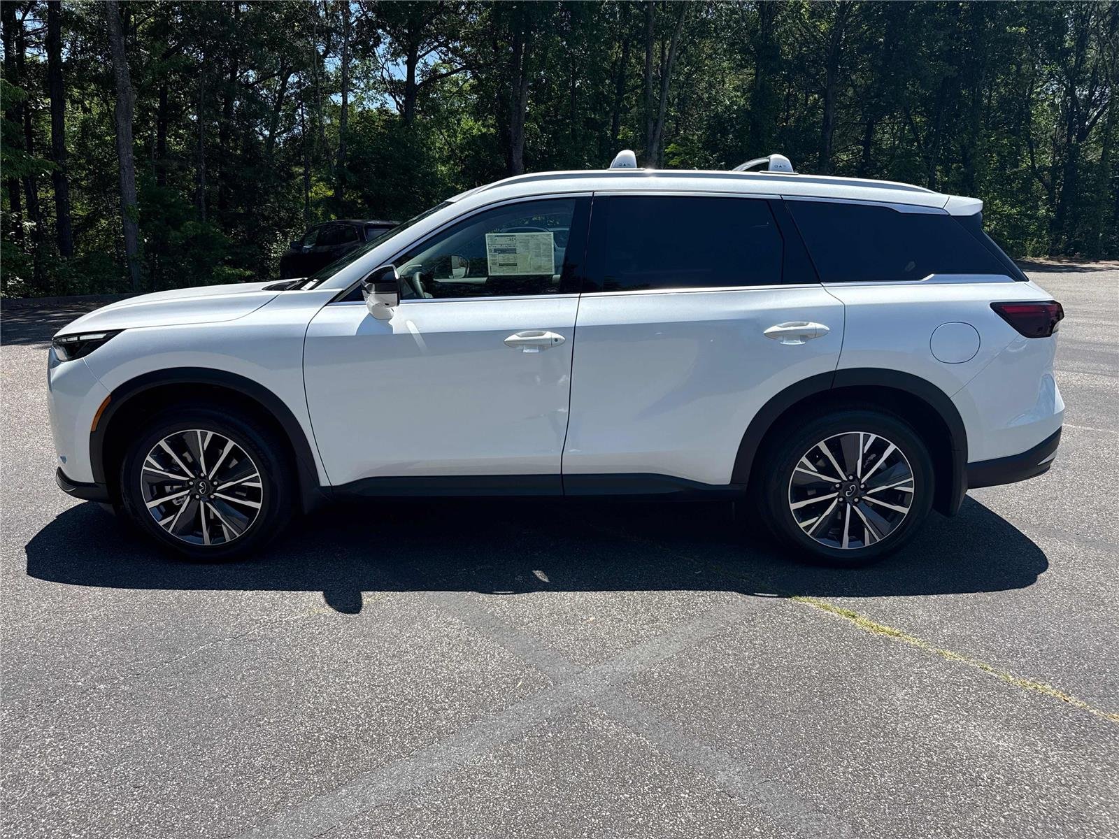 New 2027 RADIANT WHITE INFINITI Luxe FWD image 9
