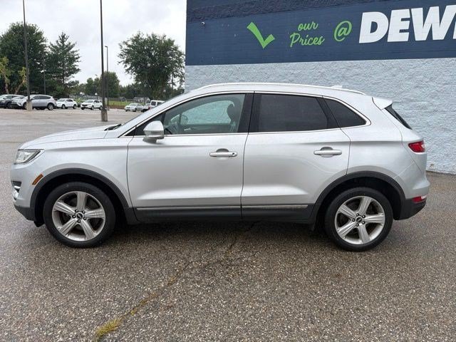 Used 2017 Ingot Silver Lincoln Premiere image 2