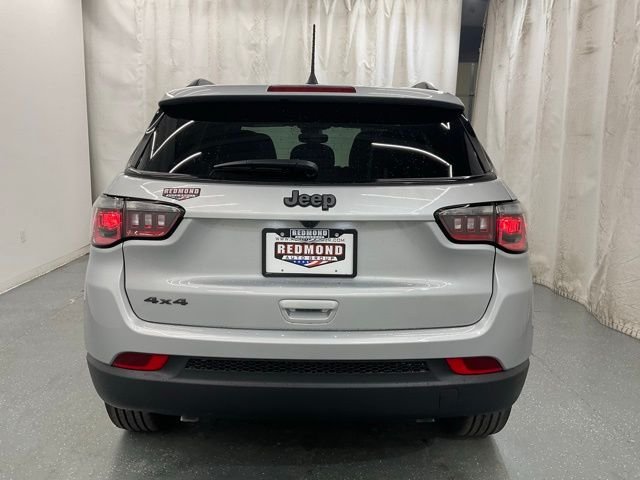 New 2026 Silver Zynith Metallic Clearcoat Jeep Latitude image 6