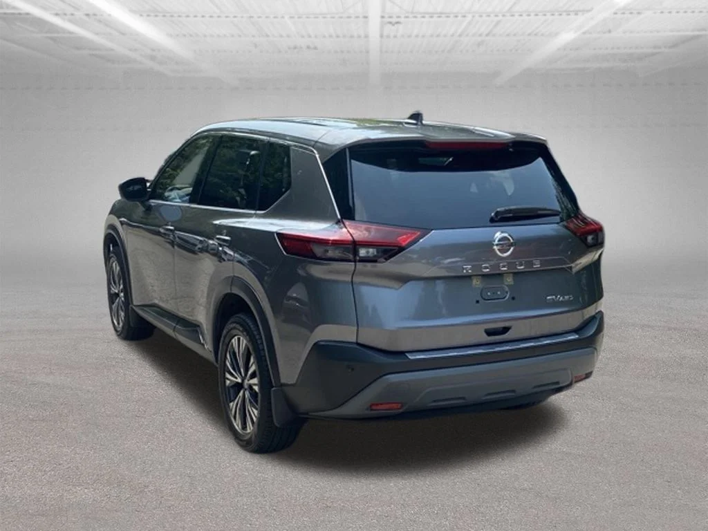 Used 2021 Gray Nissan SV image 3