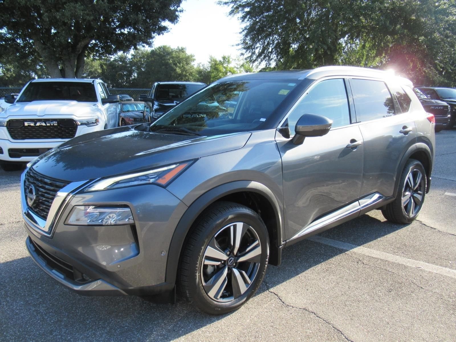 Used 2022 Gray Nissan SL image 3