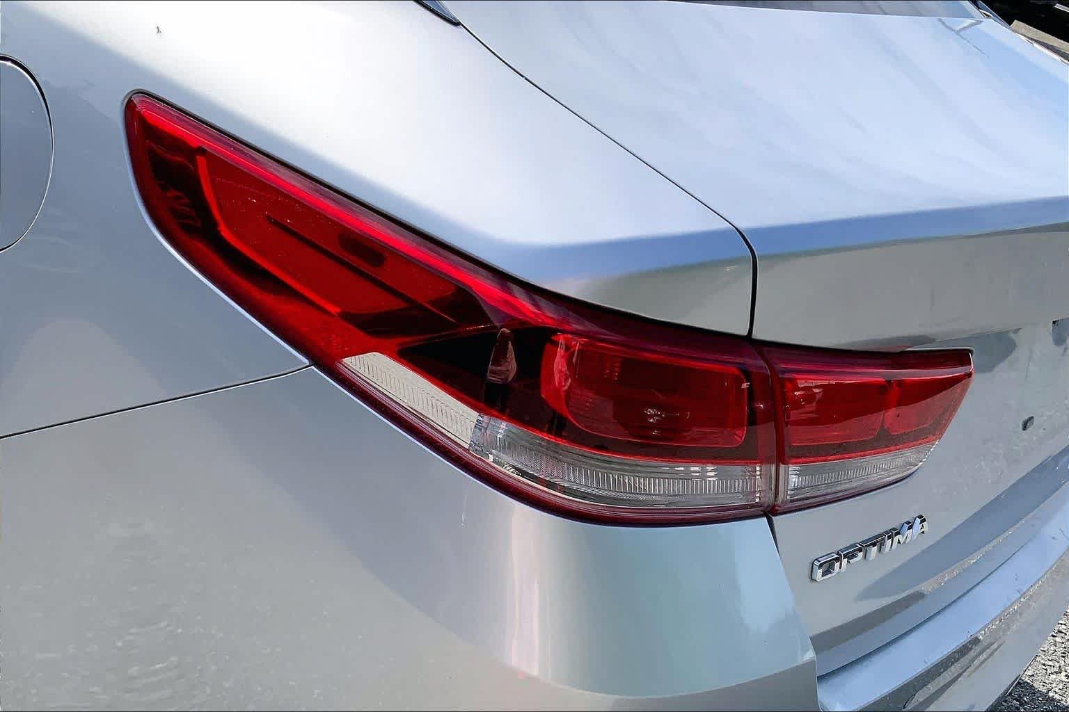 Used 2018 Sparkling Silver Kia LX image 27