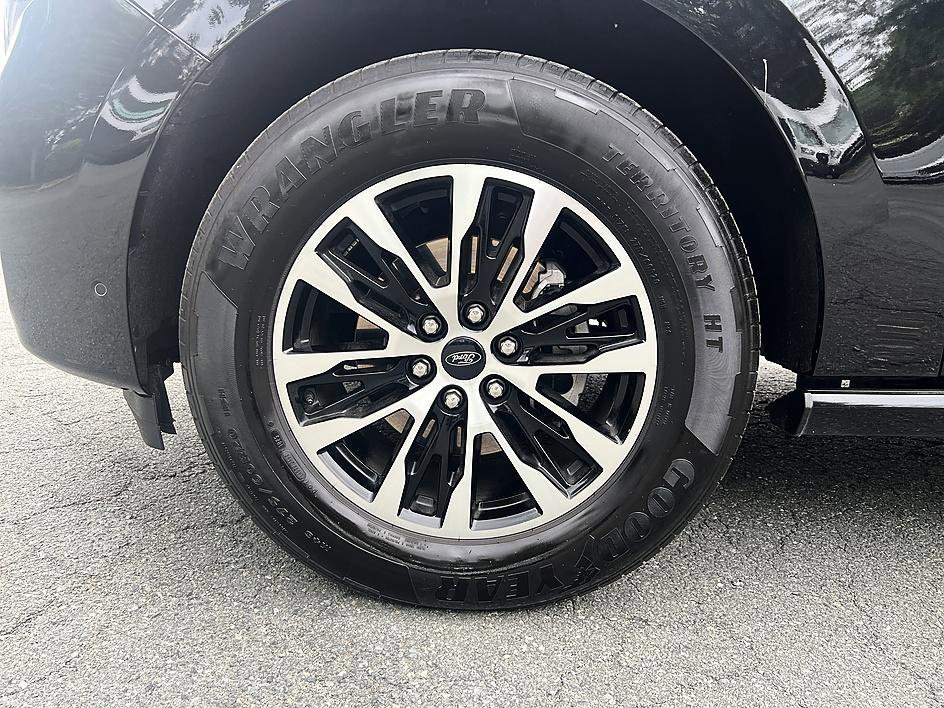 Used 2025 Black Metallic Ford Platinum image 8