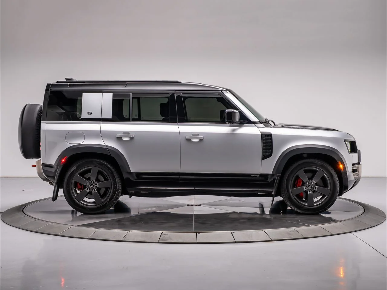 Used 2023 Hakuba Silver Metallic Land Rover 110 X image 6