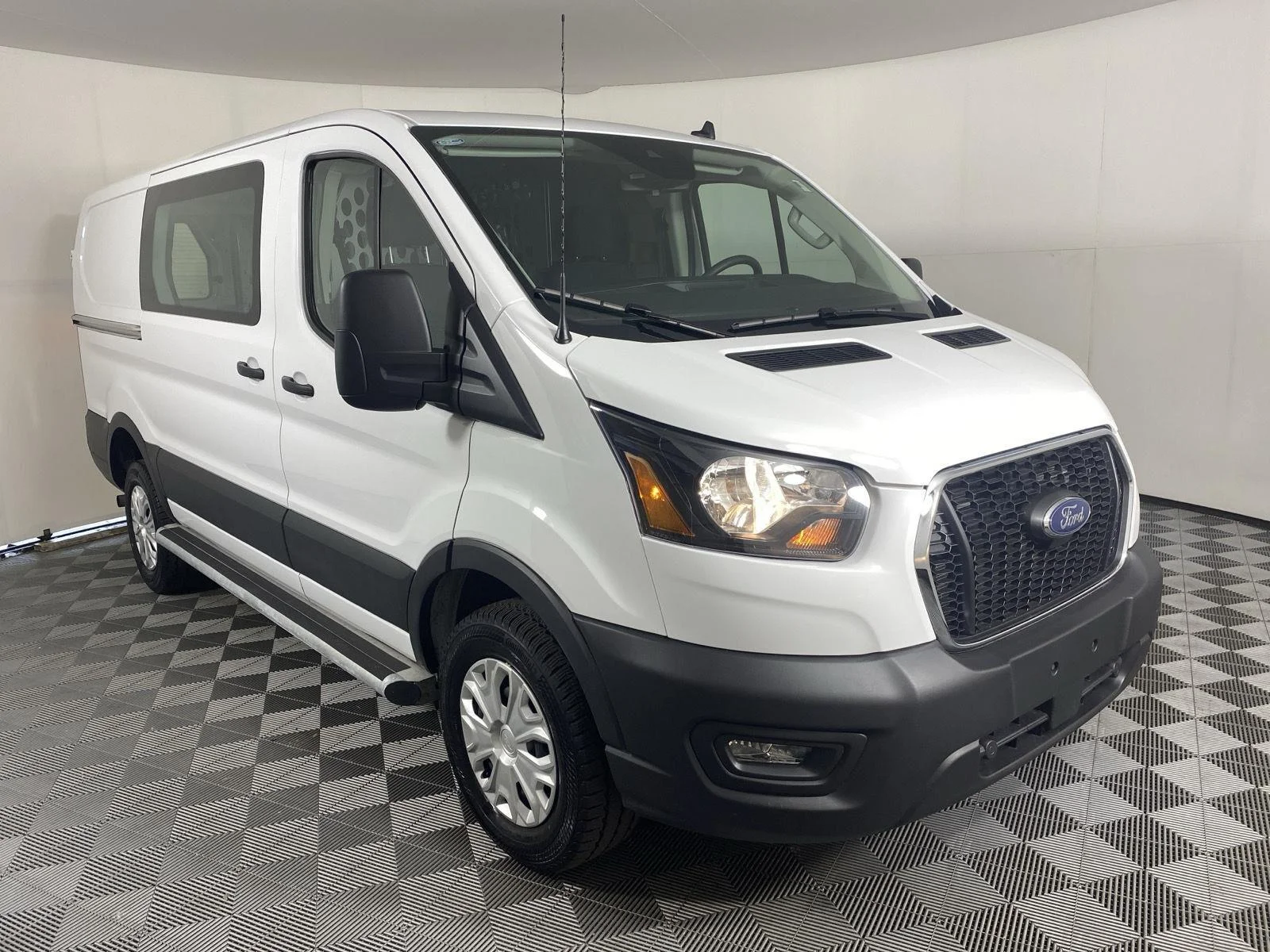 Used 2025 Oxford White Ford Base image 12