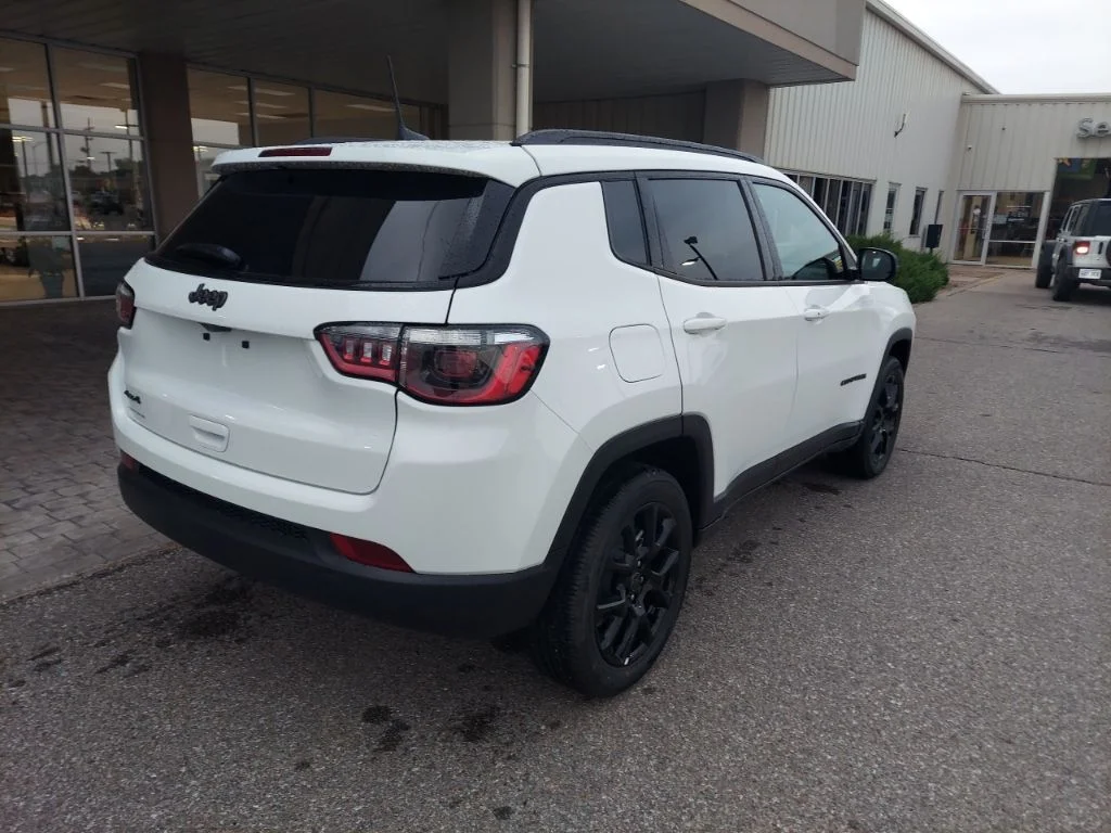 New 2026 Bright White Clearcoat Jeep Latitude image 7
