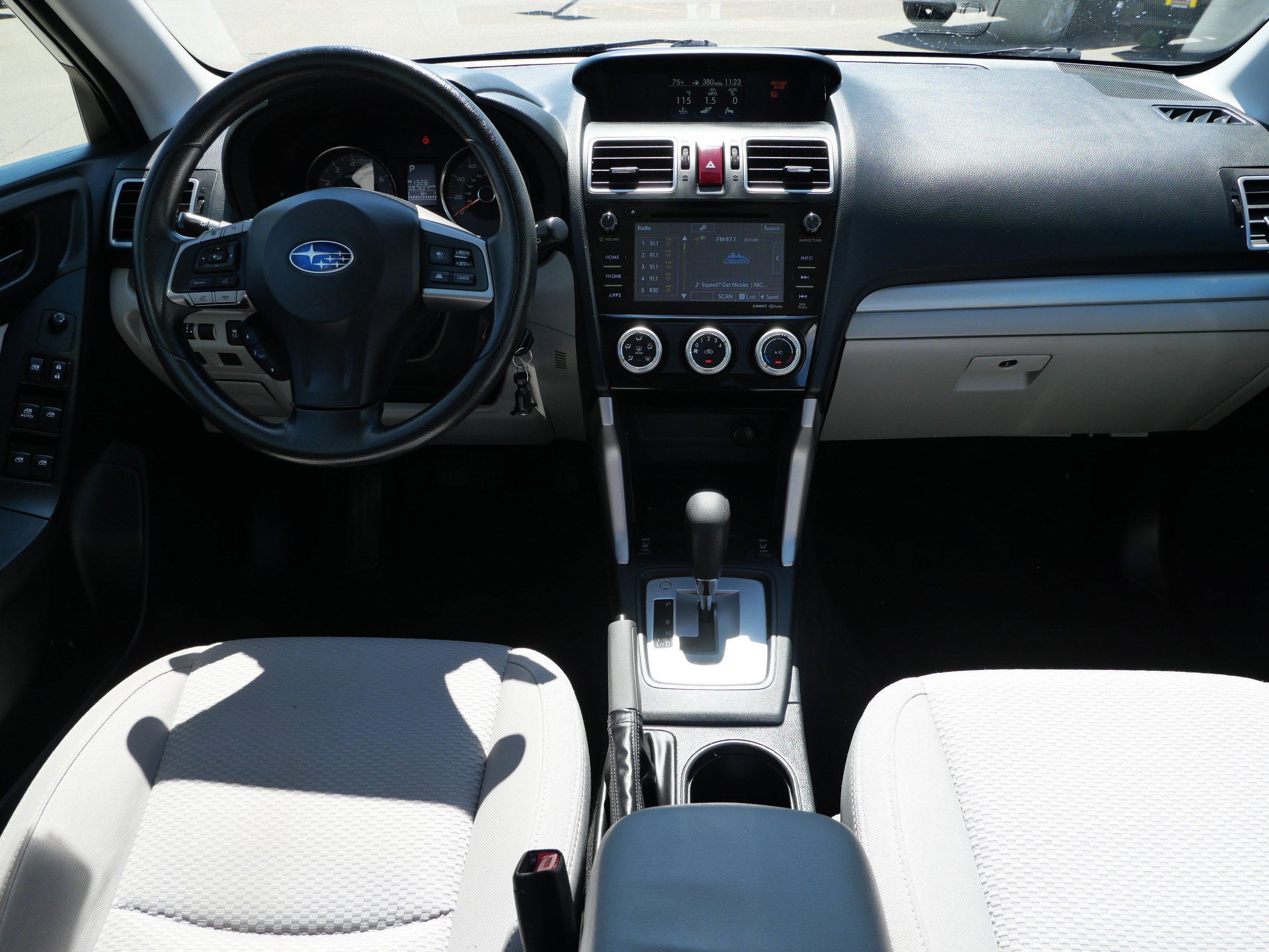 Used 2016 Crystal White Pearl Subaru 2.5i Premium image 10