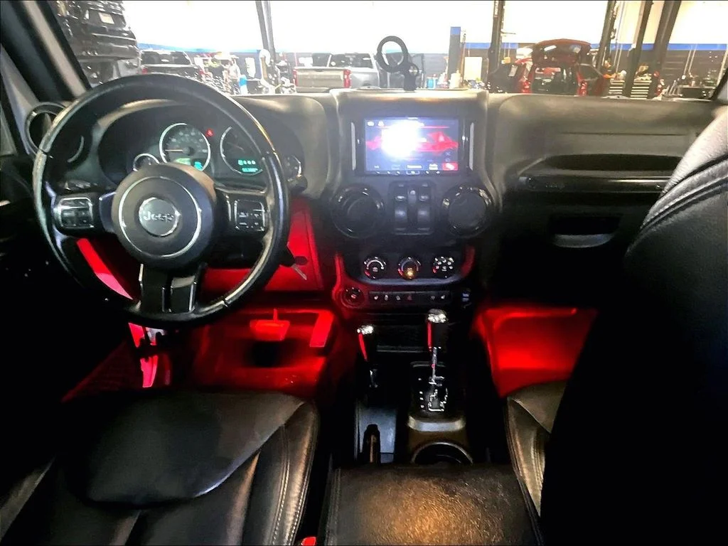 Used 2017 White Jeep Sahara image 21
