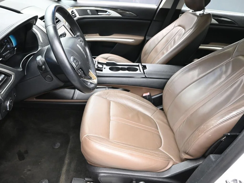 Used 2016 White Lincoln Base image 16