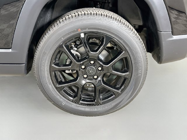 New 2026 Diamond Black Crystal Pearl-Coat Exterior Paint Jeep Latitude image 28