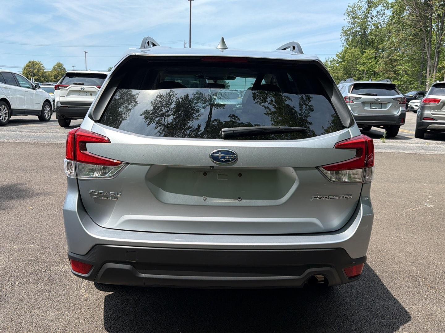 Used 2023 Ice Silver Metallic Subaru Premium image 9