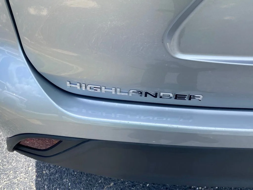 2023 Toyota Highlander LE - Photo 12
