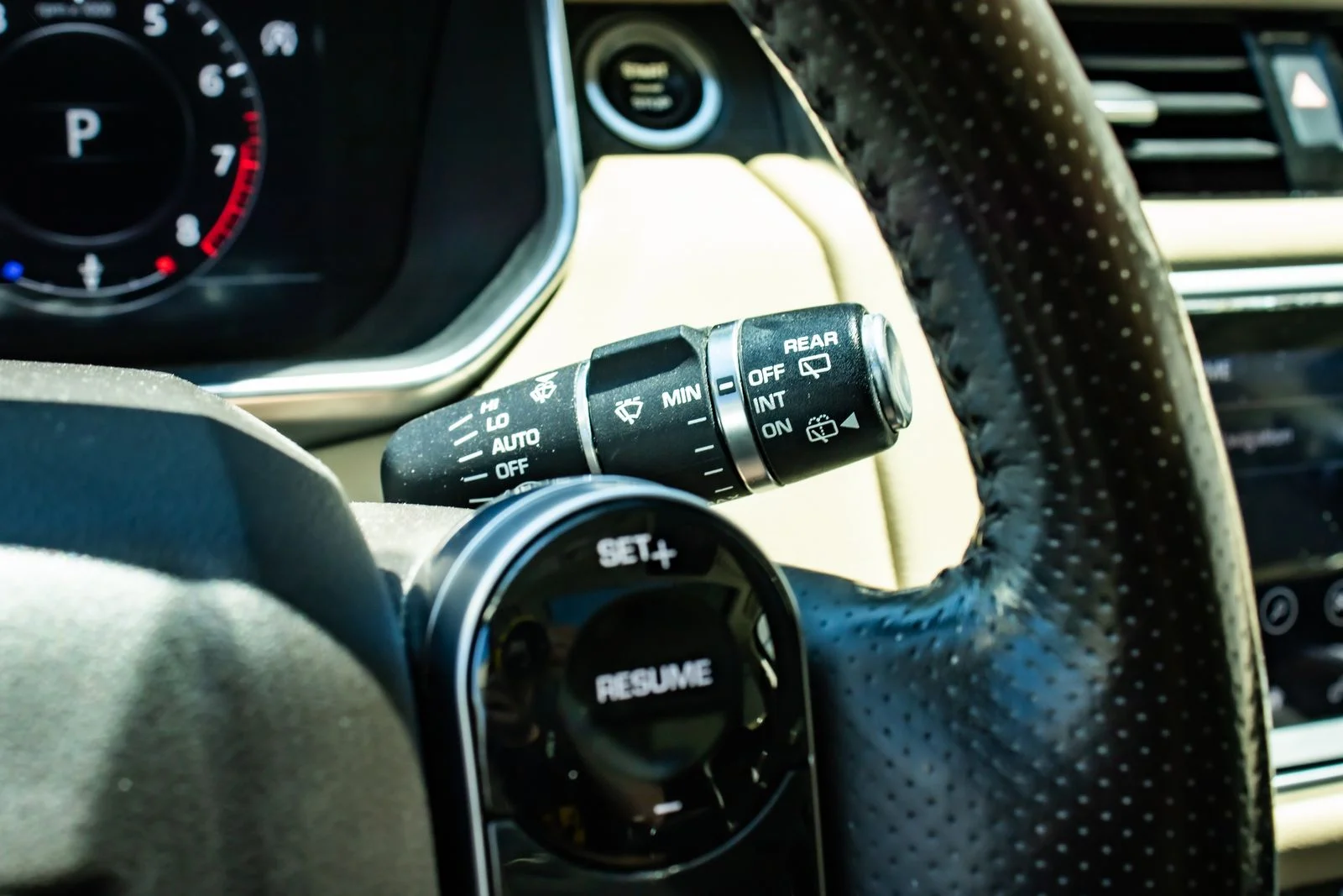 Used 2019 White Land Rover HSE image 24