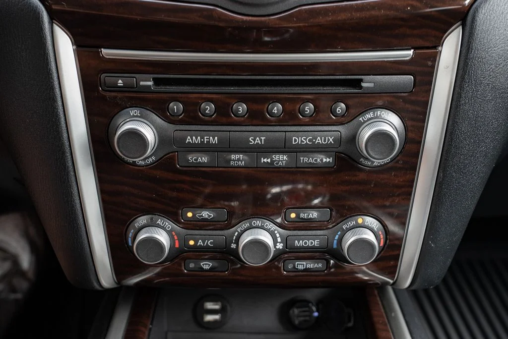 Used 2013 Black Nissan Platinum image 19