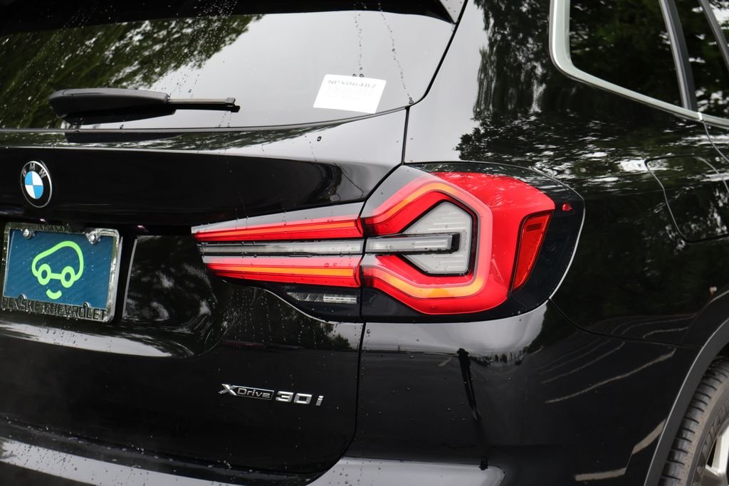 Used 2024  BMW xDrive30i image 8