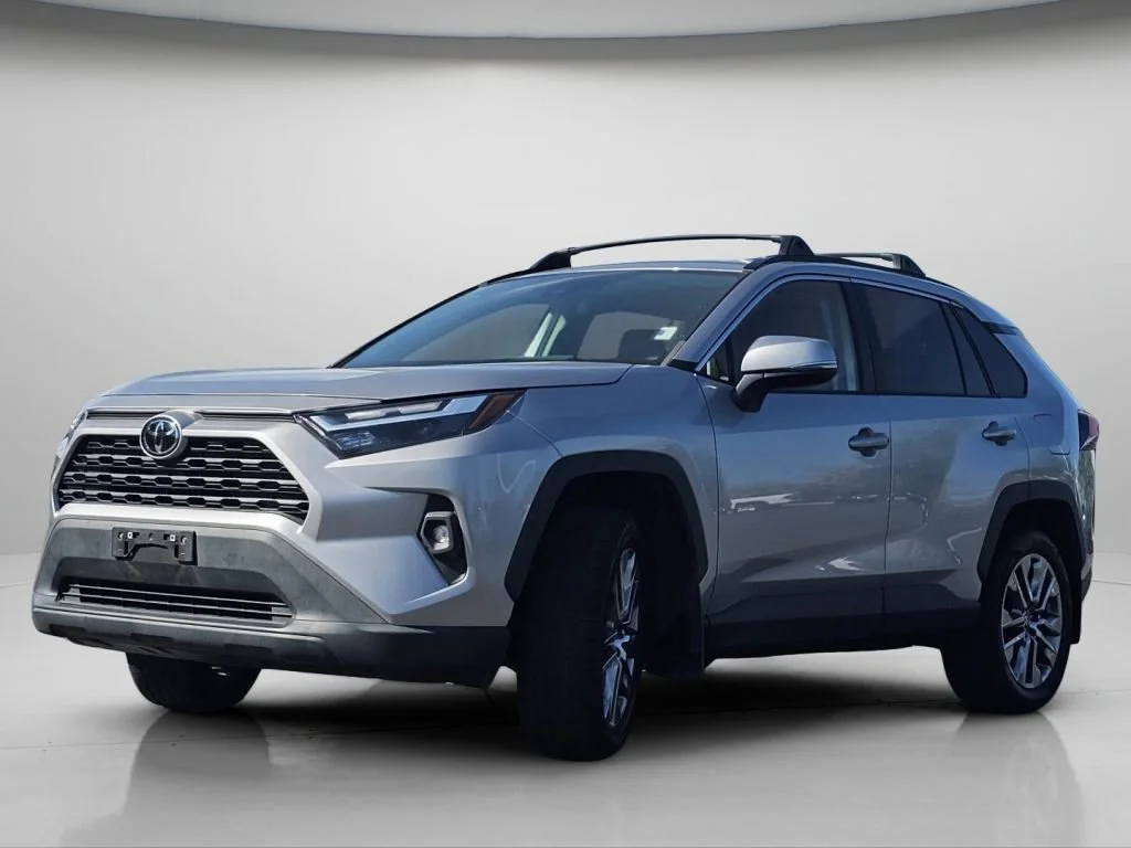 Used 2022 Silver Sky Metallic Toyota XLE Premium image 21