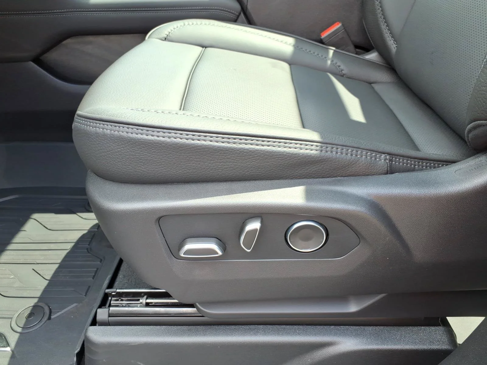 2026 GMC Yukon XL Denali - Photo 16