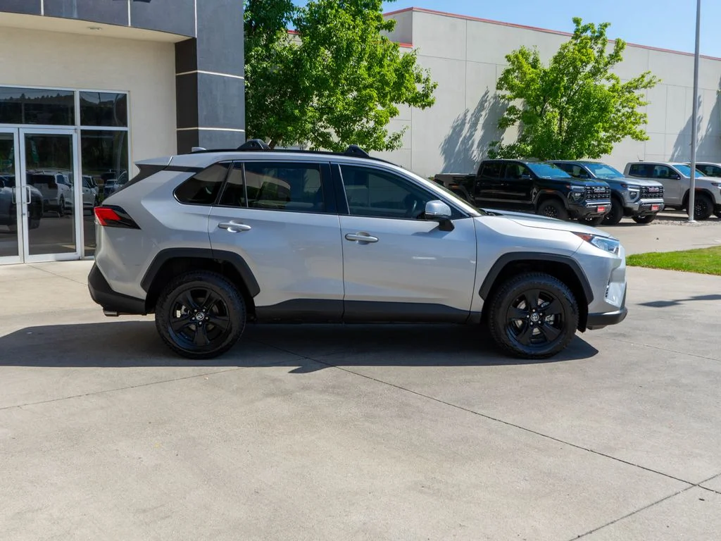 Used 2019 Silver Toyota XLE image 8