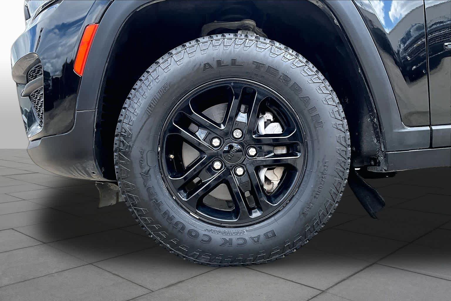 Used 2022 Diamond Black Crystal Pearlcoat Jeep Laredo image 11