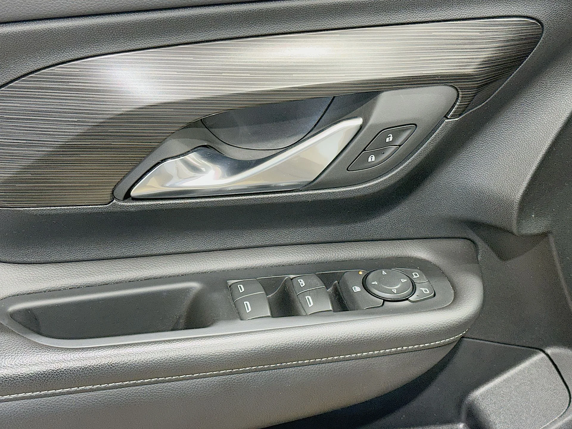 Used 2023 Summit White GMC SLE image 21