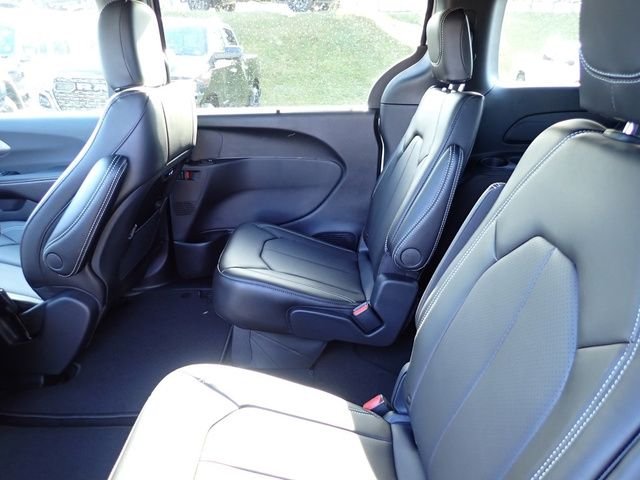 New 2026 Silver Mist Clear-Coat Exterior Paint Chrysler Select image 13
