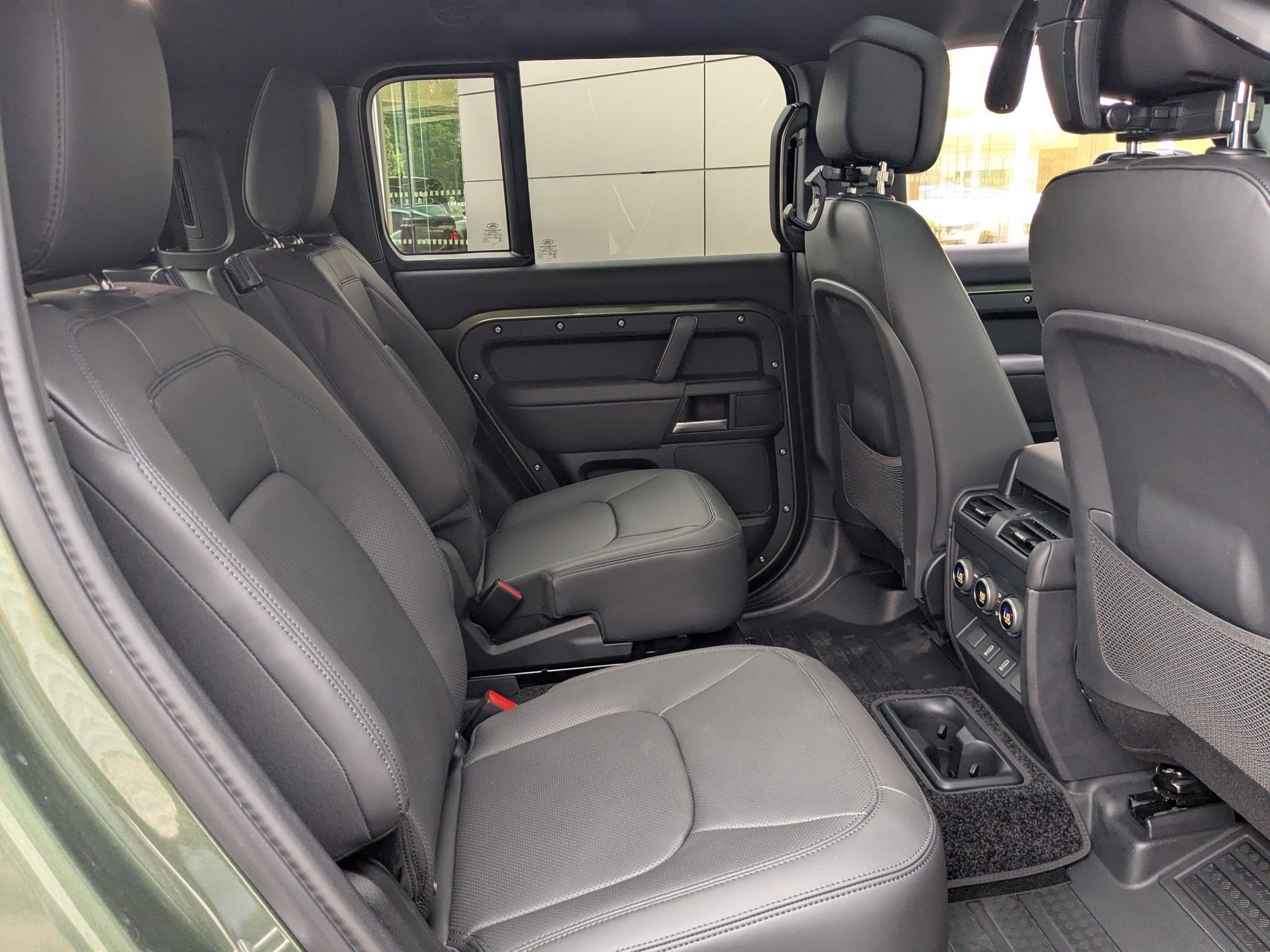 New 2026 Woolstone Green Land Rover P400 X-Dynamic SE image 32