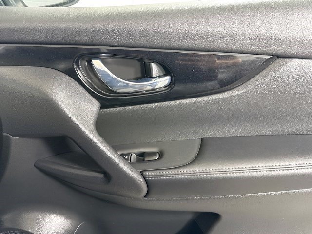 Used 2022 Gun Metallic Nissan SL image 27