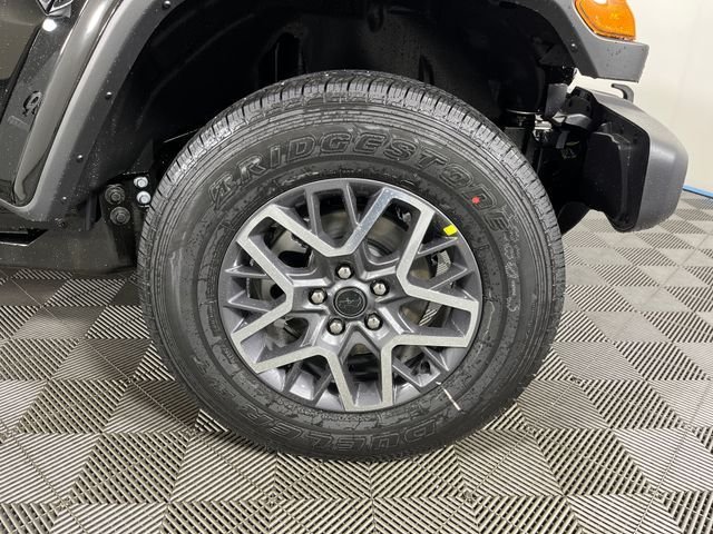 New 2026 Black Clear-Coat Exterior Paint Jeep Sahara image 5
