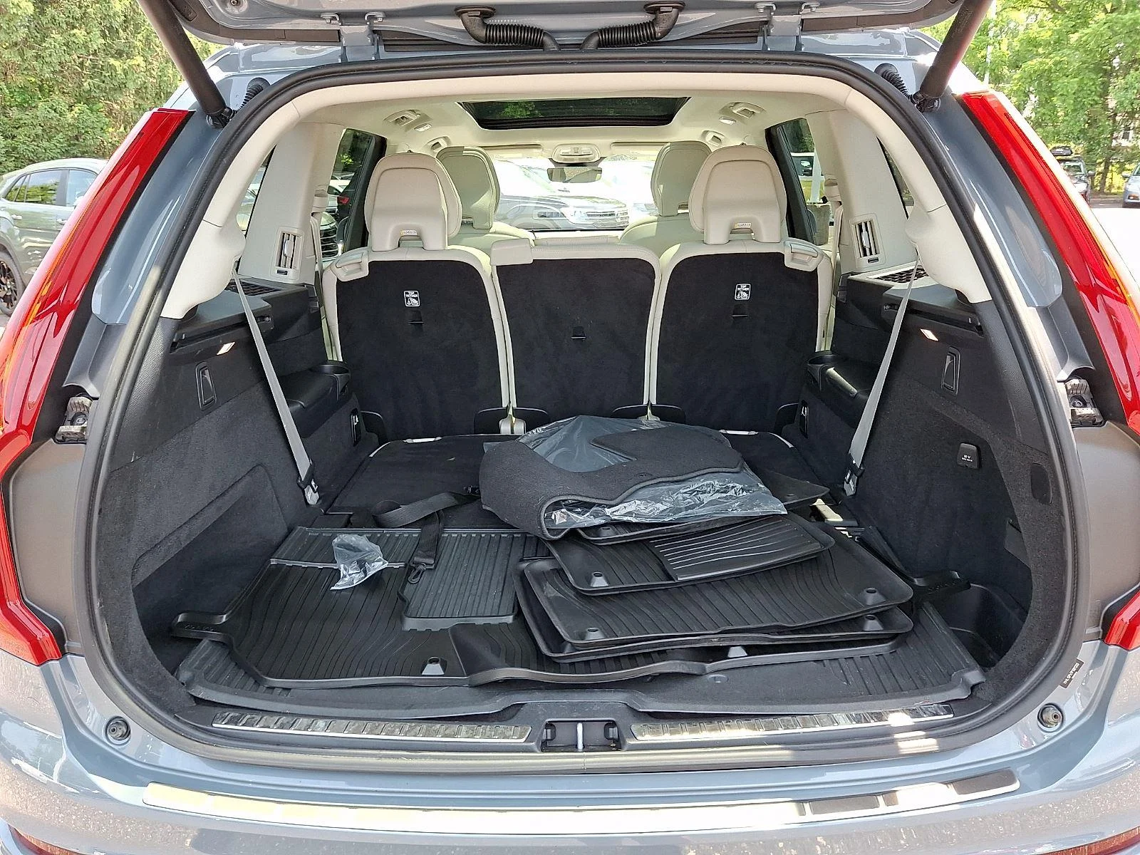 Used 2023 Thunder Grey Metallic Volvo Core image 30
