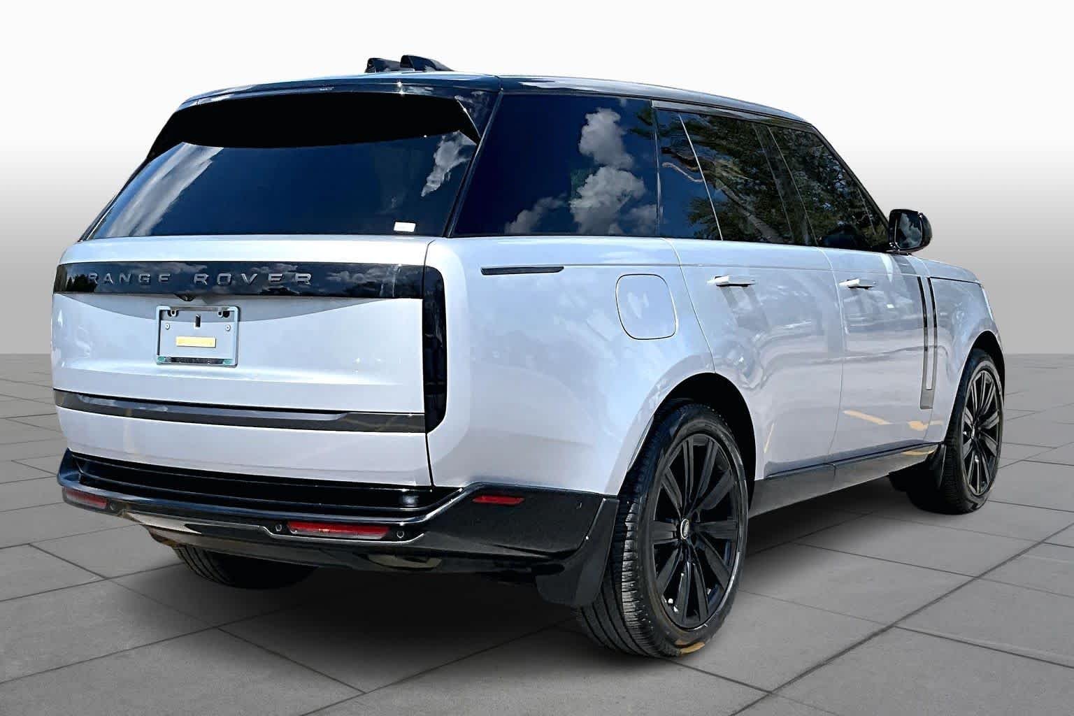Used 2025 Hakuba Silver Metallic Land Rover SE image 22
