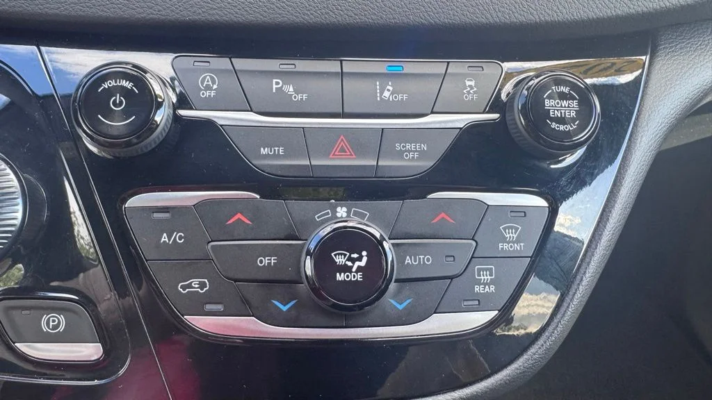 Used 2025 White Chrysler Select image 19