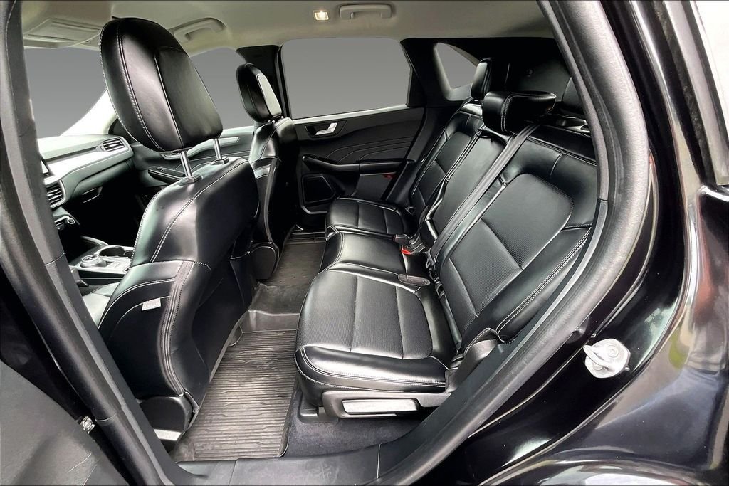 Used 2023 Black Metallic Ford Platinum image 15