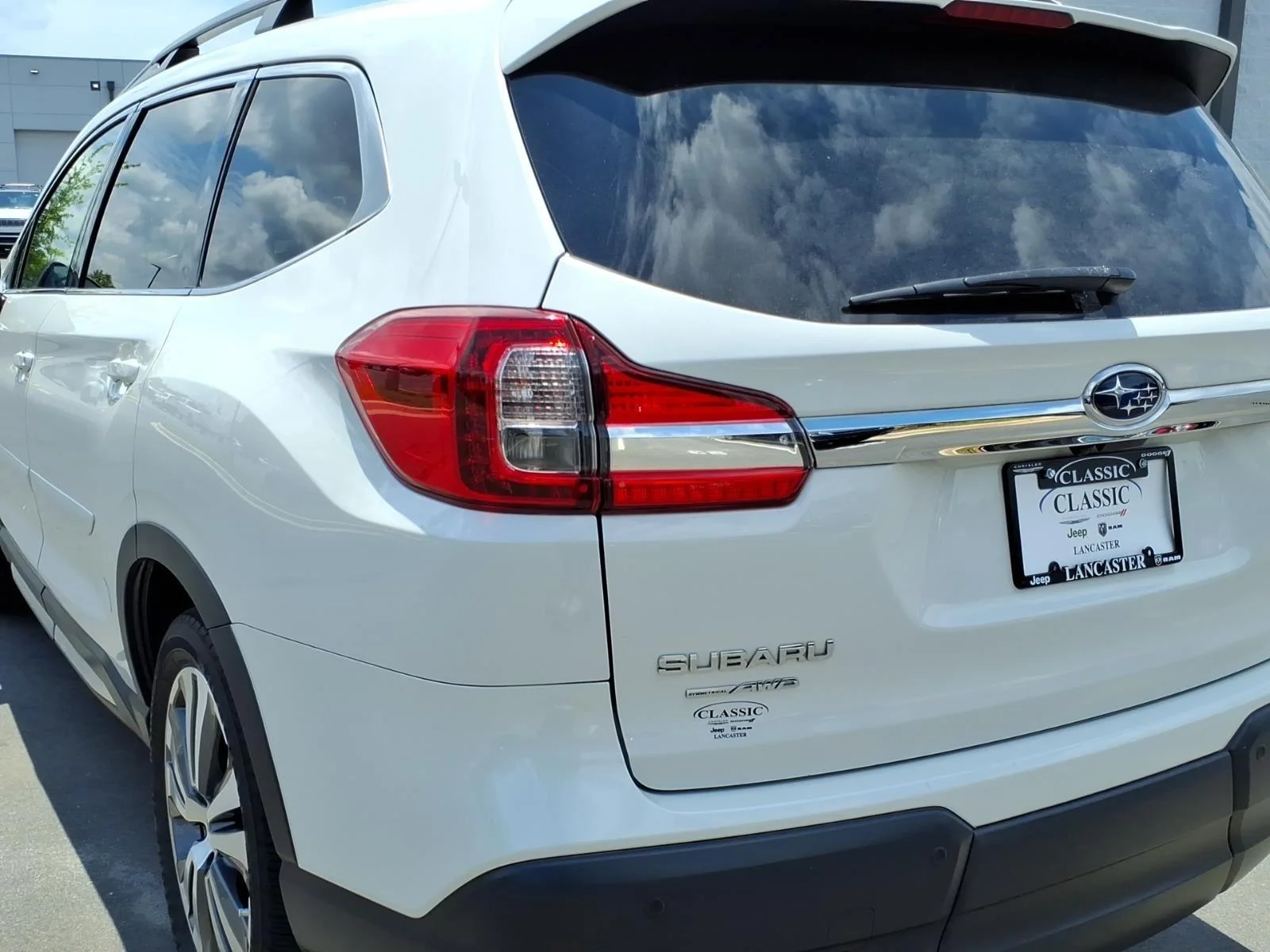 Used 2022 Crystal White Pearl Subaru Limited image 17