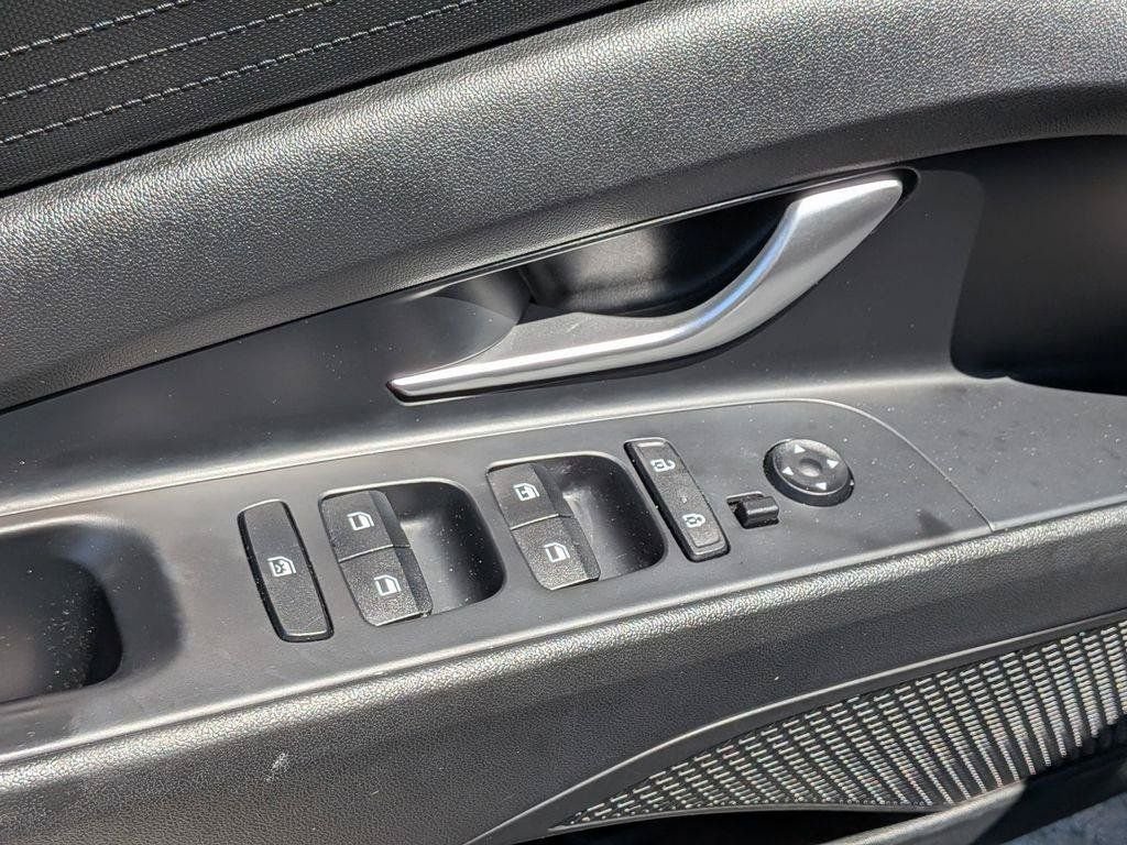 Used 2022 Black Hyundai SE image 11