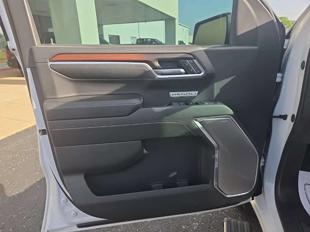 Used 2024 White Frost Tricoat GMC Denali image 11