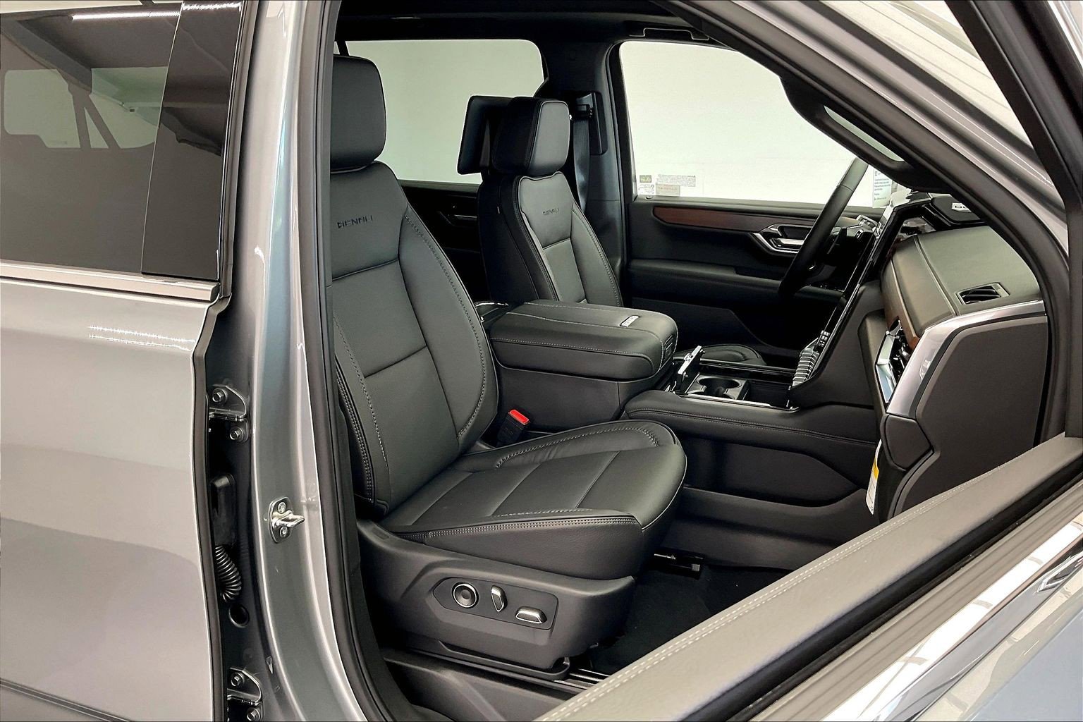 2026 GMC Yukon XL Denali - Photo 9