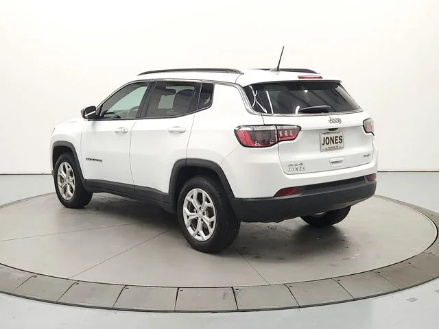 Used 2024 White Jeep Latitude image 6