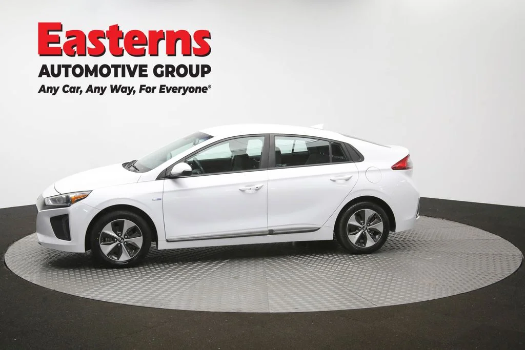 Used 2019 White Hyundai Base image 59