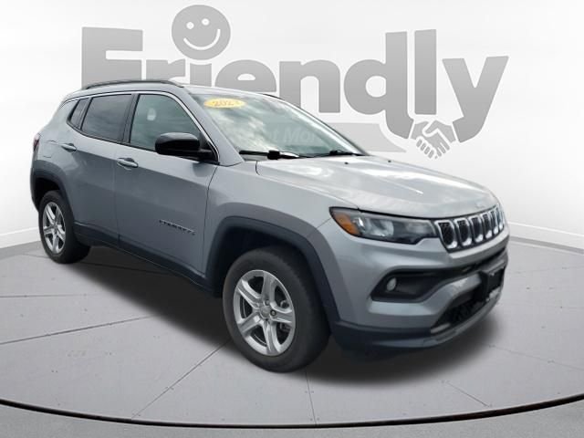Used 2023 Silver Jeep Latitude image 7