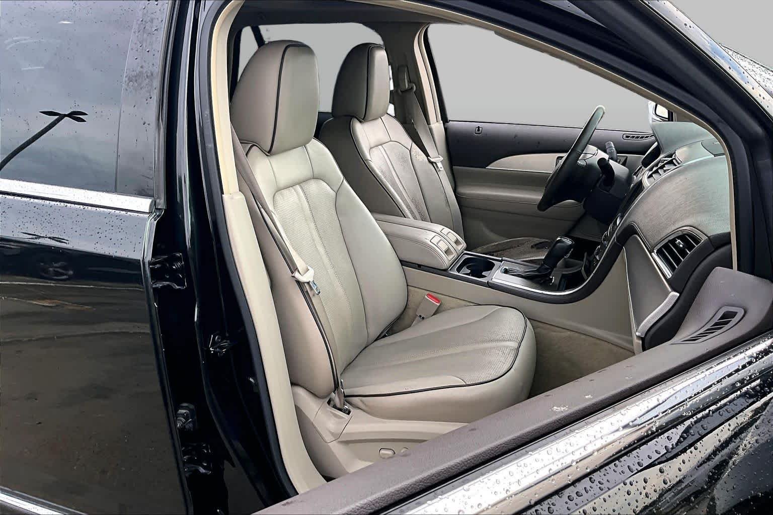 Used 2011 Tuxedo Black Metallic Lincoln  image 8