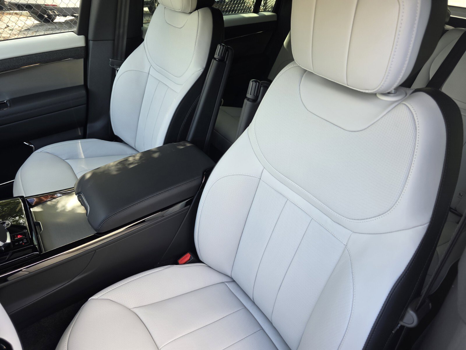 New 2026 Santorini Black Land Rover P460e Dynamic SE image 11