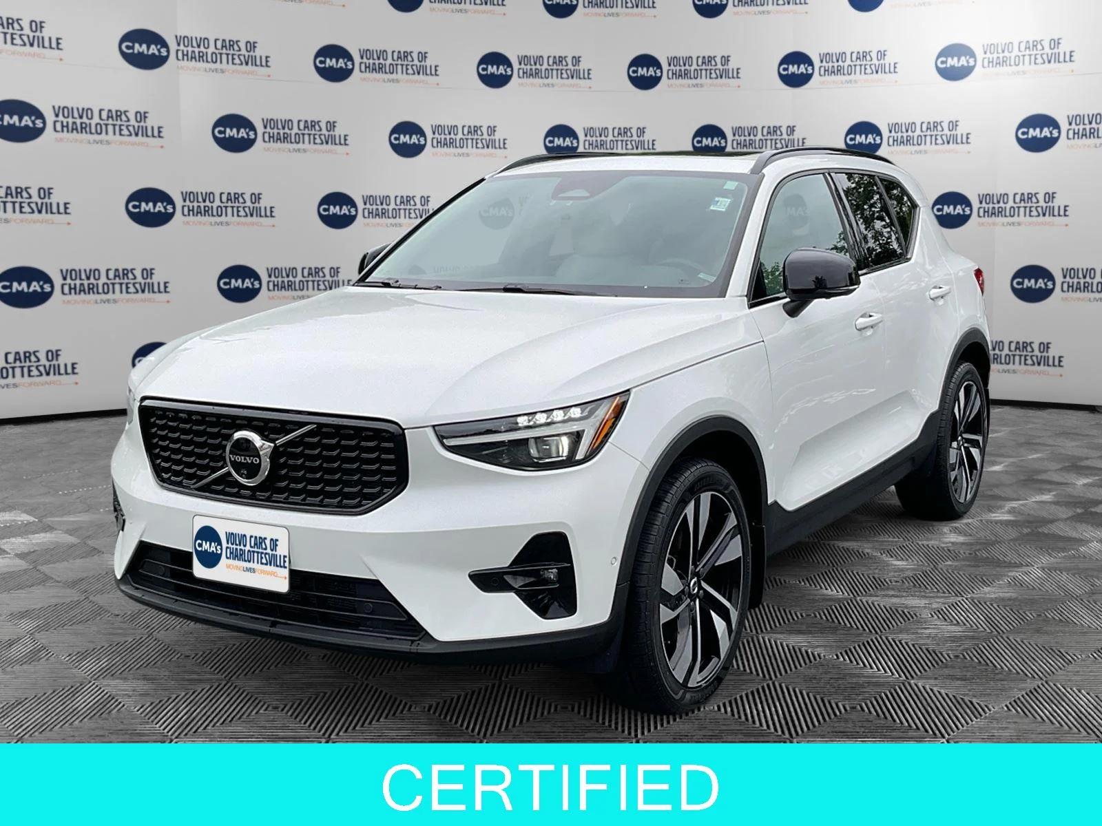 2023 Volvo XC40 B5 Ultimate Dark AWD's photo