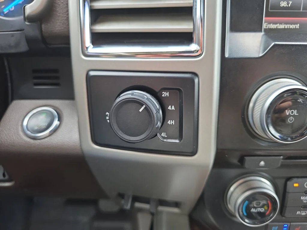 Used 2015  Ford King Ranch image 26