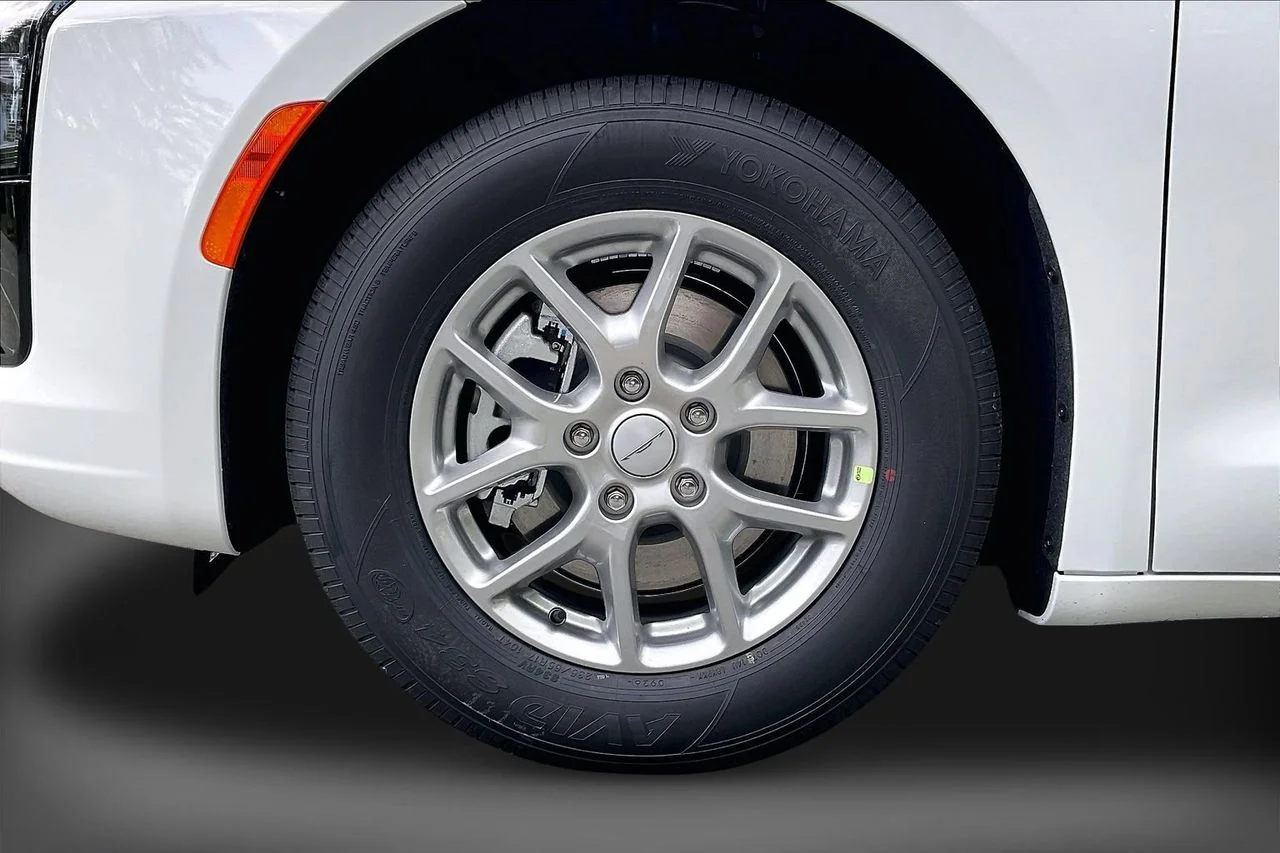 New 2027 Bright White Clear-Coat Exterior Paint Chrysler Select image 31