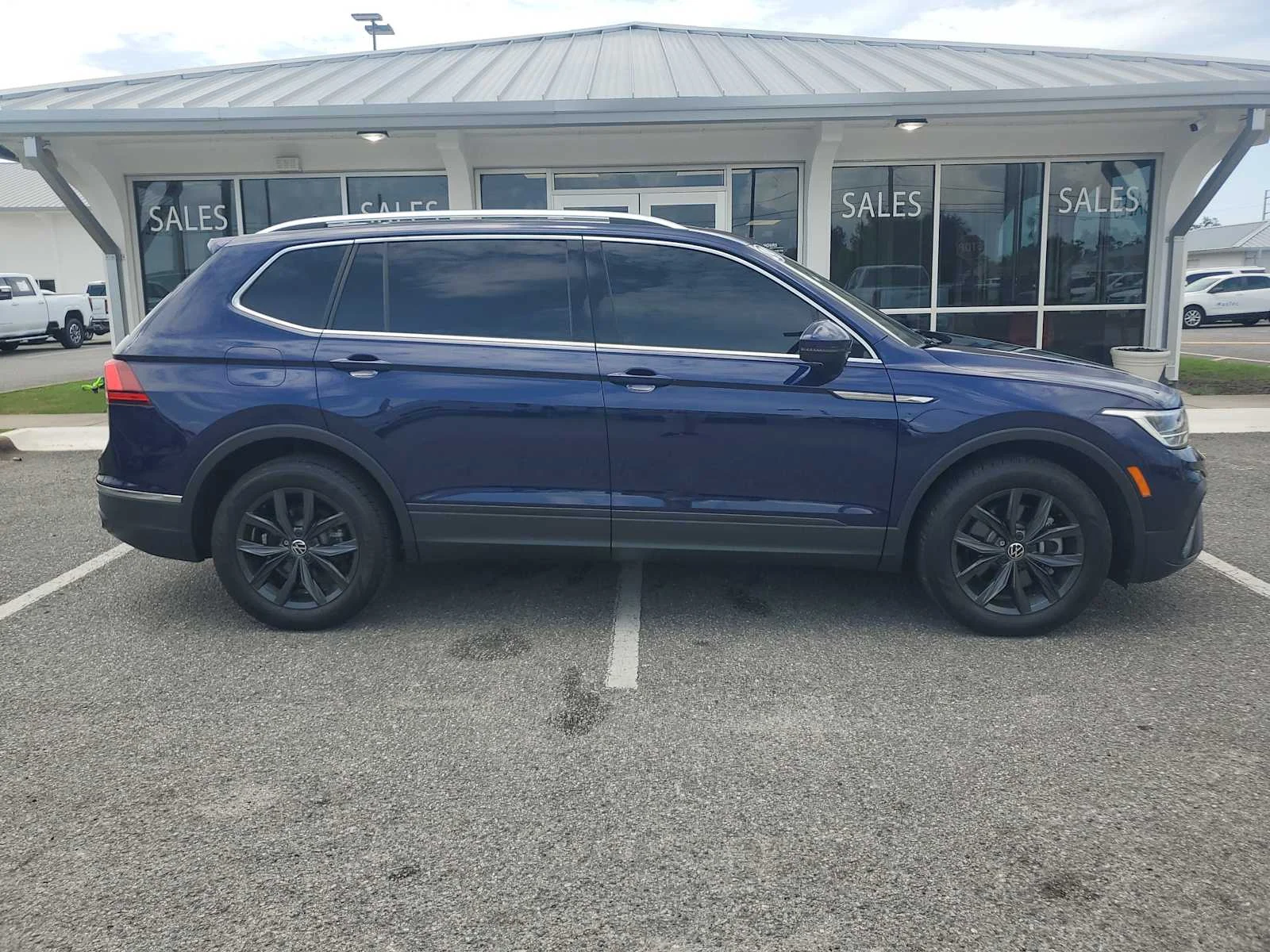 Used 2024 Blue Volkswagen SE image 8