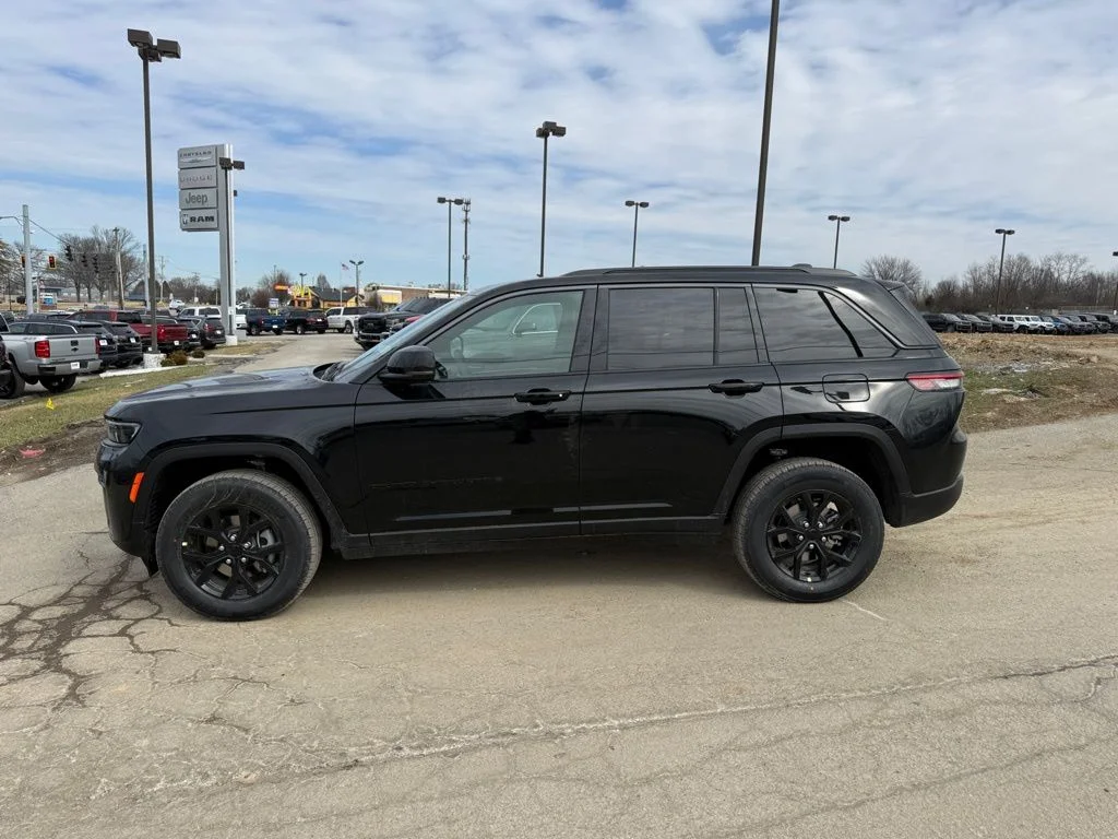 New 2026 Diamond Black Crystal Pearl-Coat Exterior Paint Jeep Laredo Altitude image 8